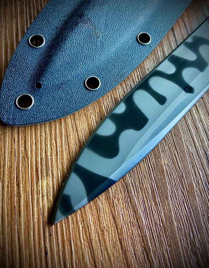 (Chris Reeve) tiger stripe fixed knife