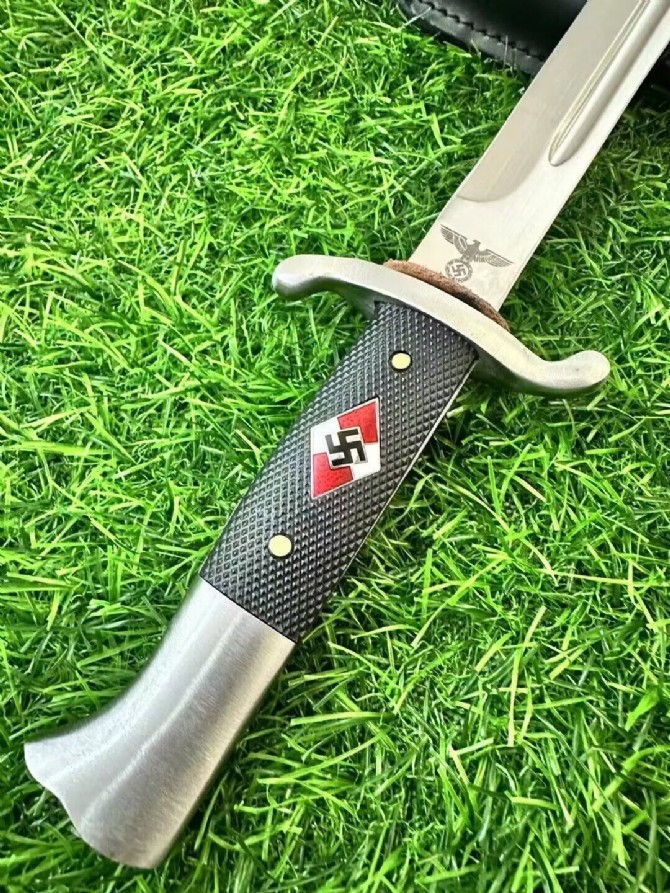 Customized version [World War II German Nazi Hitler Youth League police bayonet]