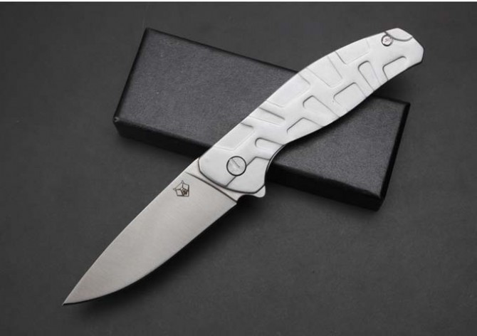 Bear head steel handle folding knife (325)