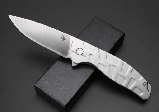 Bear head steel handle folding knife (325)