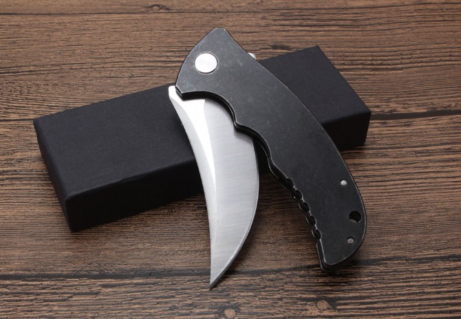 Crescent quick-opening folding knife