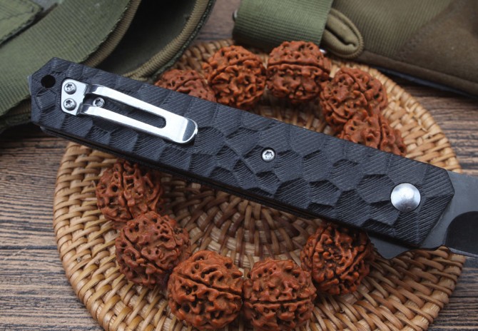 Cube - bearing quick-opening folding knife