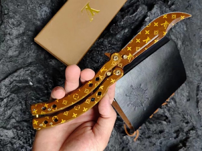 LV custom swing knife