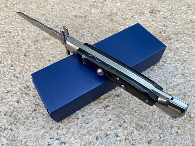 New version of 11-inch Mafia jumping knife (with tail lock)