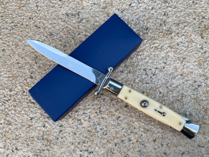 New version of 11-inch Mafia jumping knife (with tail lock)