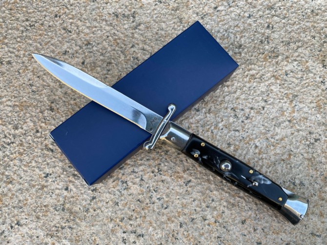 New version of 11-inch Mafia jumping knife (with tail lock)