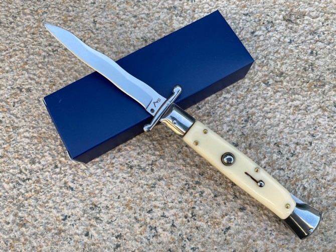 New version of 11-inch Mafia jumping knife (with tail lock)