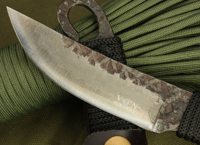 Straight knife with round handle and pattern