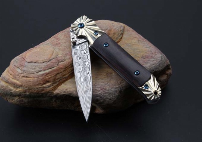 Imported Ruifeng Damascus steel blue spirit ebony handle folding knife