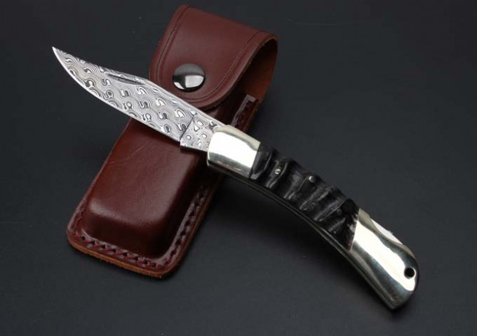 Imported Swiss powdered Damascus-double brass head wild rams horn folding knife