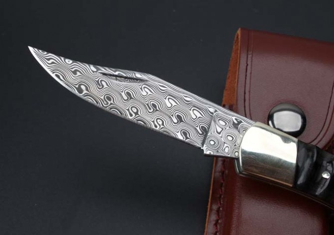 Imported Swiss powdered Damascus-double brass head wild rams horn folding knife