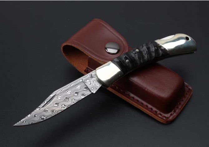 Imported Swiss powdered Damascus-double brass head wild rams horn folding knife