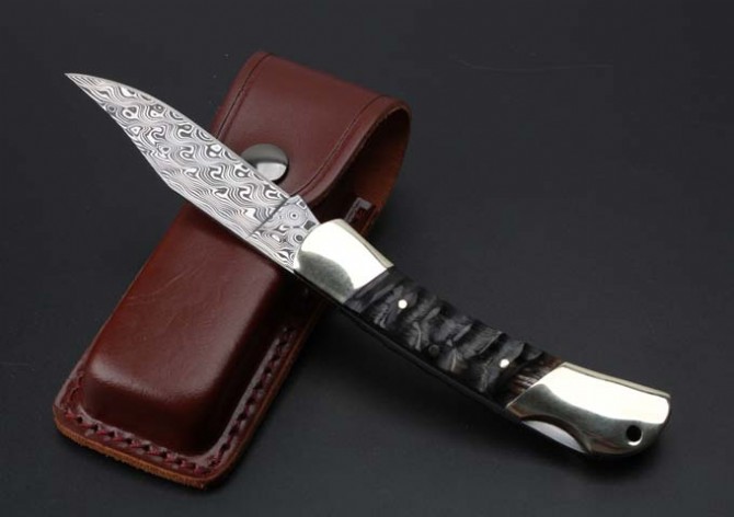 Imported Swiss powdered Damascus-double brass head wild rams horn folding knife