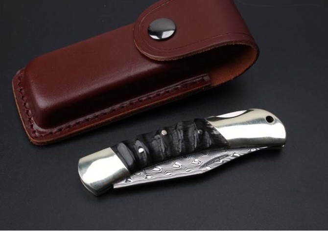 Imported Swiss powdered Damascus-double brass head wild rams horn folding knife